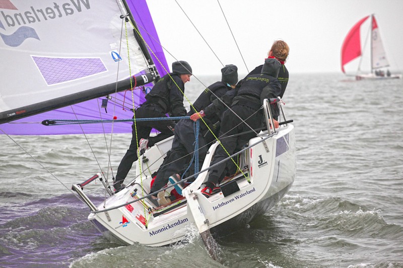 SHE SAILS OP WATERSPORT-TV