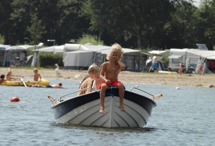 flevoland-water-strand-kindje-in-een-boot