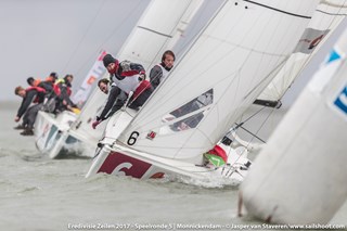 Vloot onderweg naar de bovenboei _ Eredivisiezeilen 2017 -Monnickendam Speelronde 5-9617 (foto Jasper van Staveren)