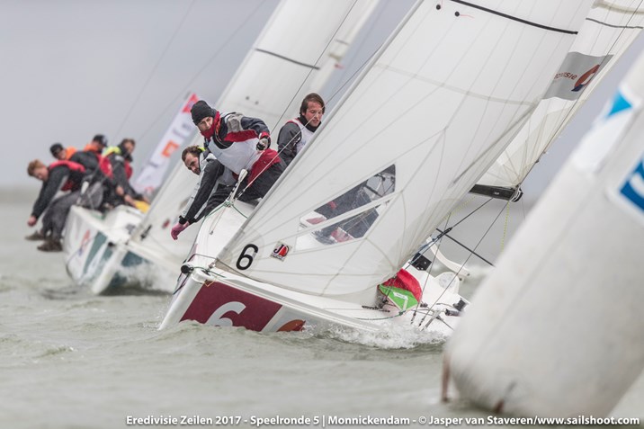 Vloot onderweg naar de bovenboei _ Eredivisiezeilen 2017 -Monnickendam Speelronde 5-9617 (foto Jasper van Staveren)