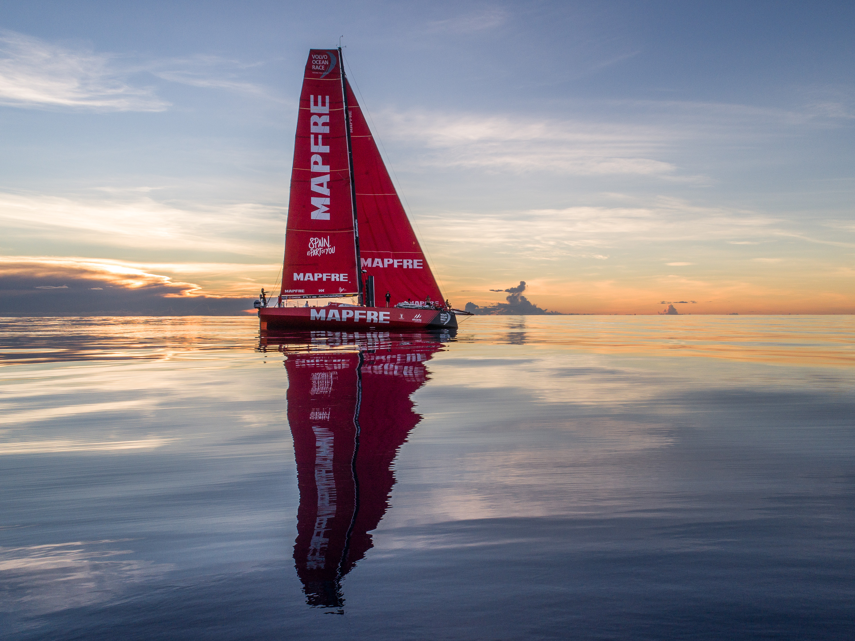 VOLVO VLOOT GEBUKT ONDER EXTREME HITTE EN WINDSTILTE