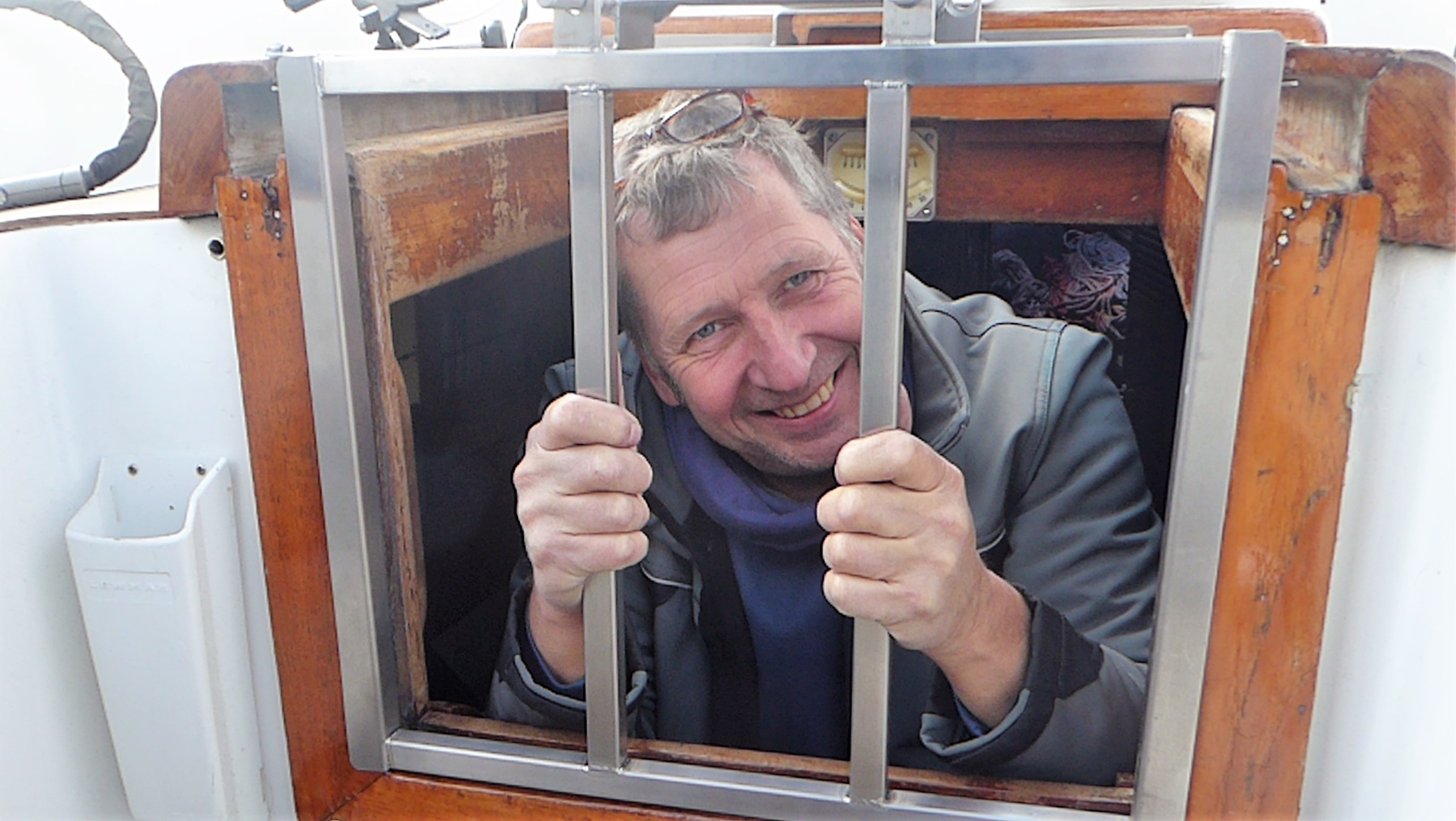 CREW IA ORANA ACHTER DE TRALIES