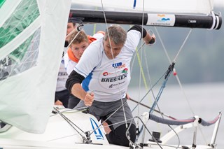 De genaker wordt gehesen aan boord bij team Breskens - Eredivisiezeilen Roermond 2018 - Speelronde 2-4595