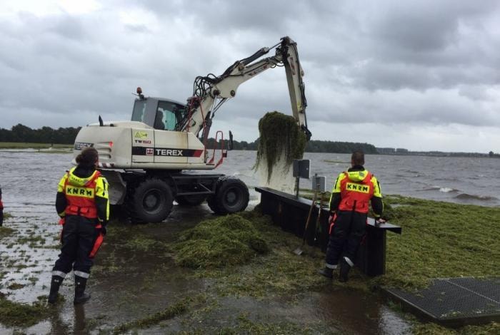 reddingboten-tijdens-storm-vast-in-fonteinkruid-2