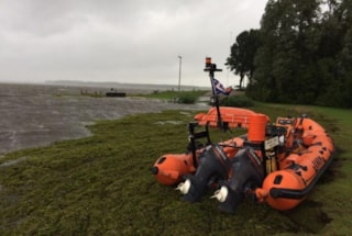 reddingboten-tijdens-storm-vast-in-fonteinkruid-3