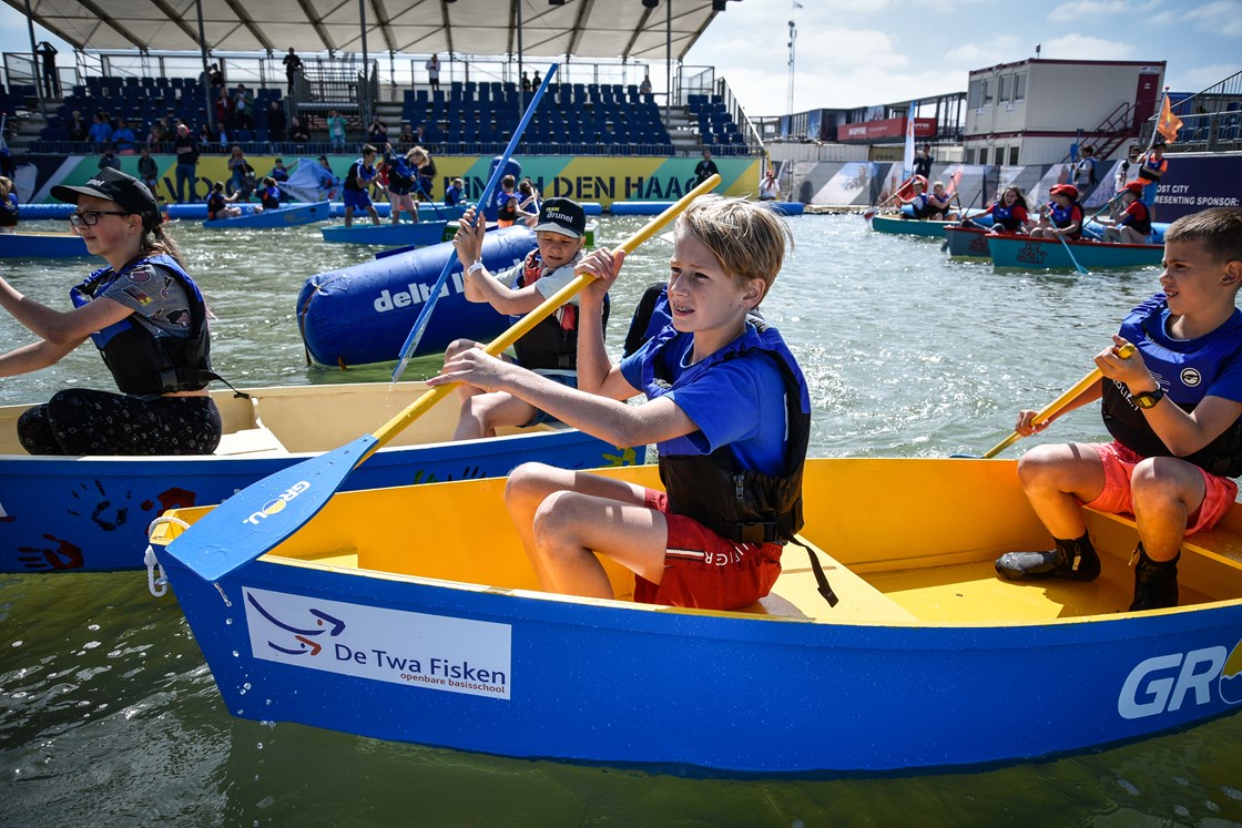 SCHOOLKINDEREN TESTEN ZELF GEBOUWDE BOTEN