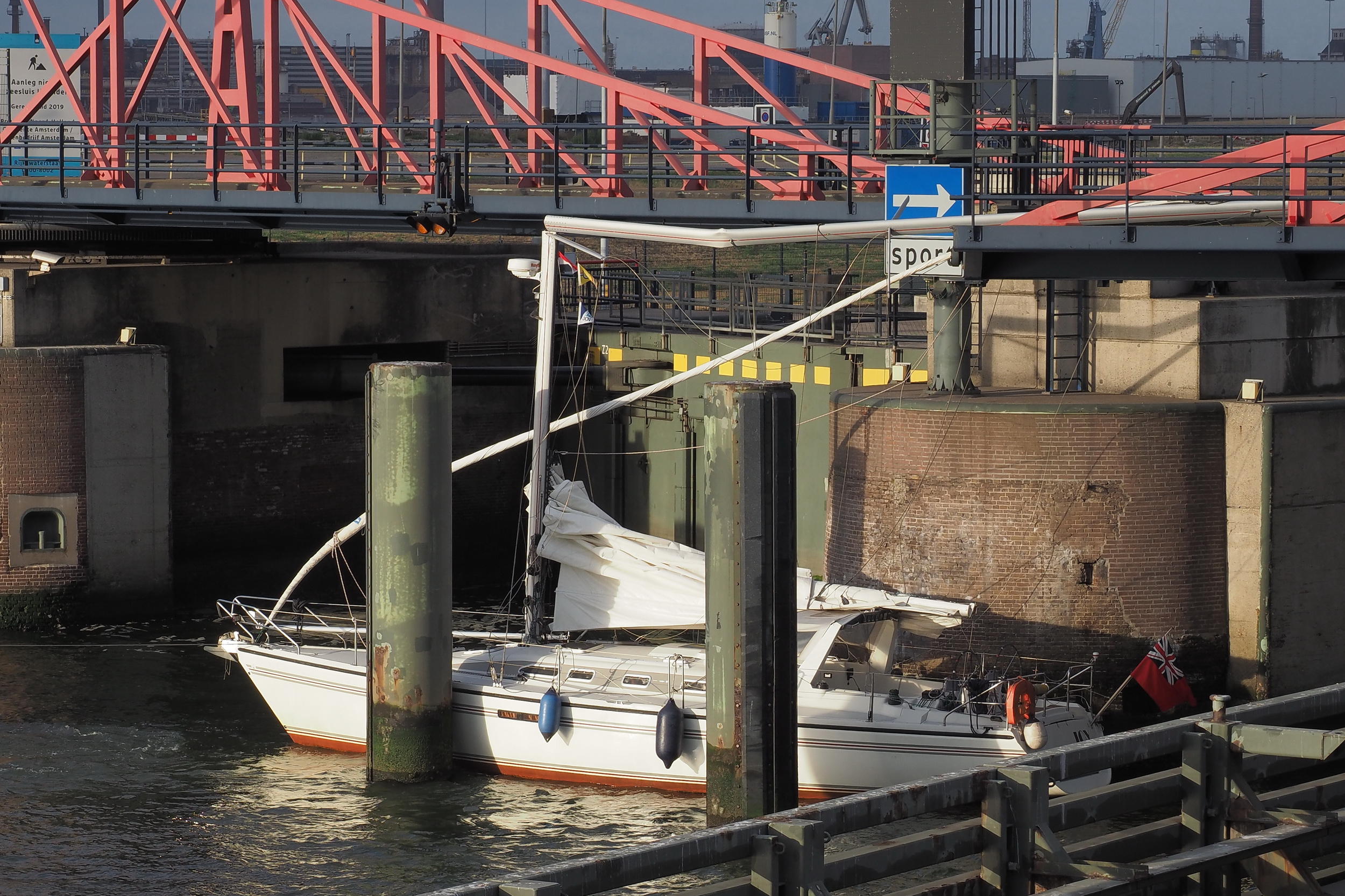 ZEILJACHT KLEM ONDER BRUG