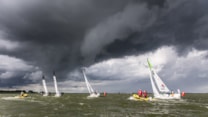 Donkere buien op vrijdag - Fotograaf Jasper van Staveren - Eredivisie zeilen - speelronde 4 Lelystad 2018-1832