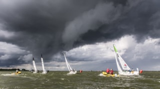 Donkere buien op vrijdag - Fotograaf Jasper van Staveren - Eredivisie zeilen - speelronde 4 Lelystad 2018-1832