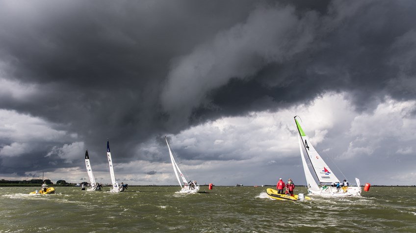 Donkere buien op vrijdag - Fotograaf Jasper van Staveren - Eredivisie zeilen - speelronde 4 Lelystad 2018-1832