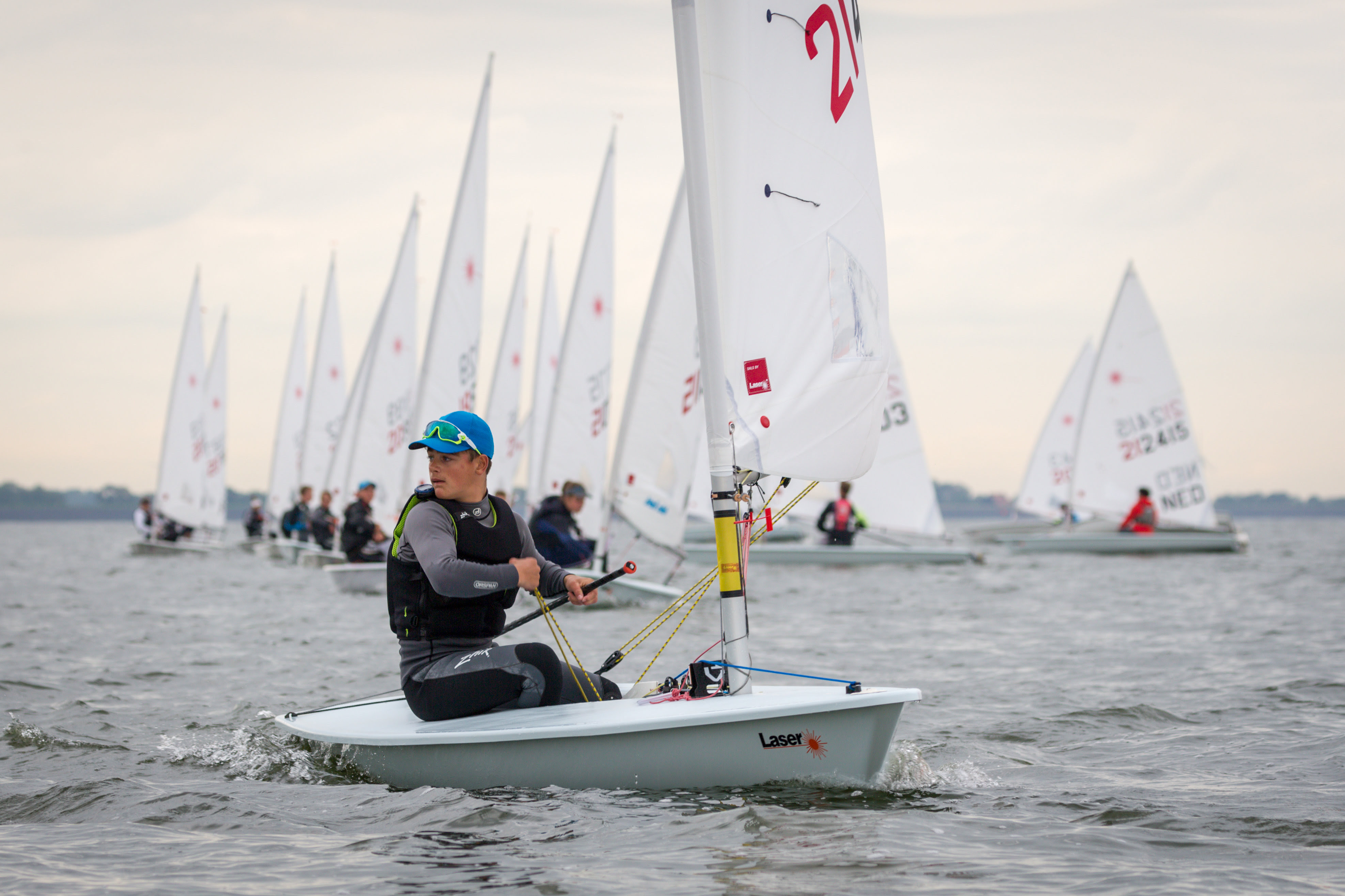 ZEILERS AAN ELKAAR GEWAAGD