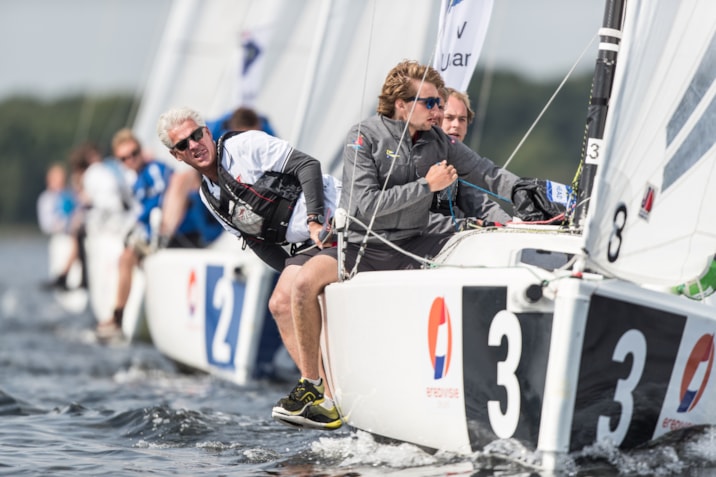 Eredivisie vloot in achtervolging op weg naar de bovenboei (Fotograaf Jasper van Staveren - Eredivisiezeilen 2017 - Veere Speelronde 4)-5786