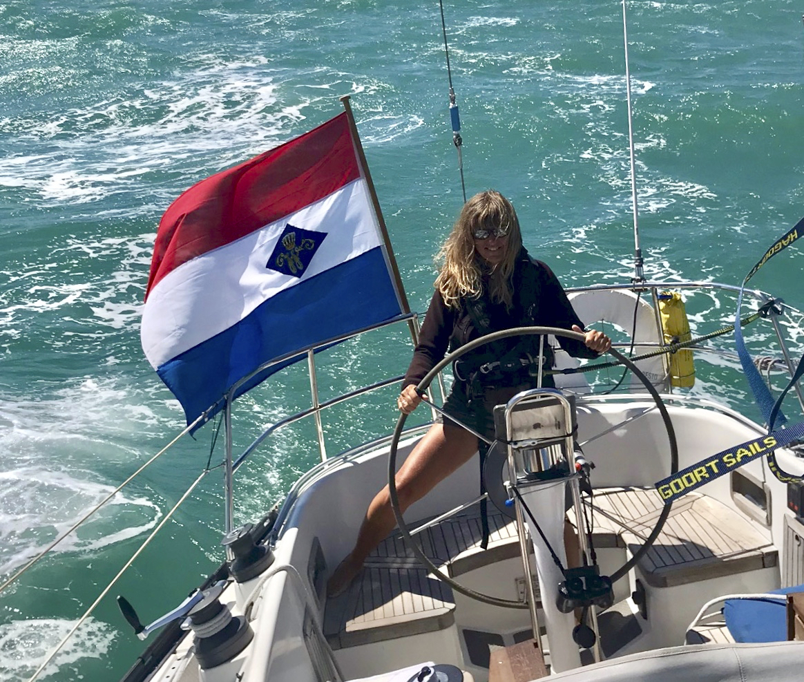 PIETER HEEREMA KRIJGT EERSTE EXEMPLAAR 'BOATS+BEERS'