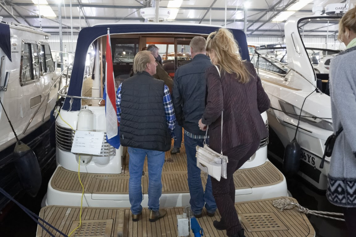 VEEL PRIMEURS OP MOTORBOOT SNEEK