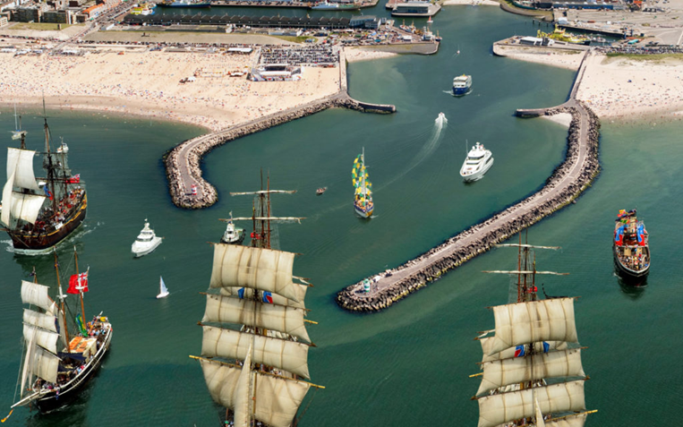 Tall ships bij havenmond