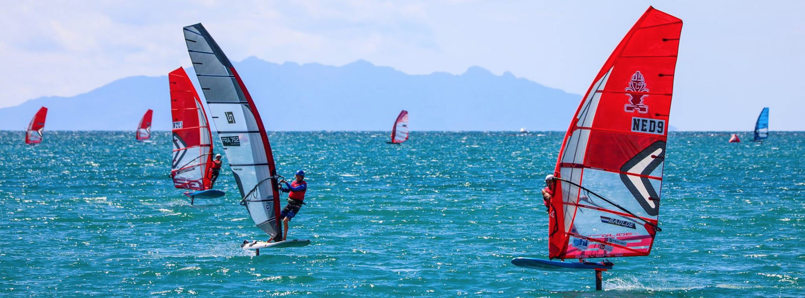 WINDSURFERS STIJGEN OP TIJDENS MEDEMBLIK REGATTA