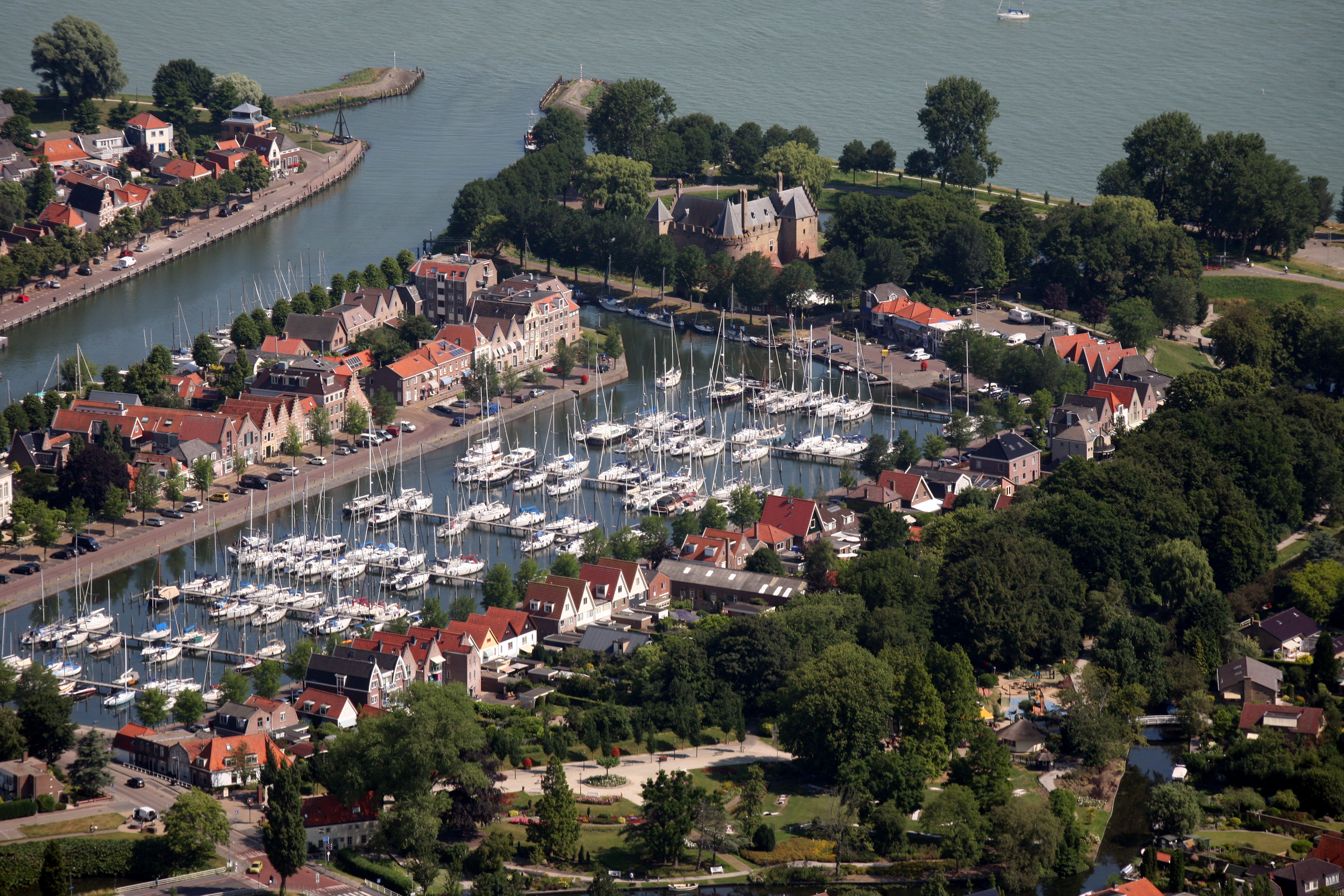'GEMEENTELIJKE' WATERSPORTWINKEL VALT SLECHT IN MEDEMBLIK
