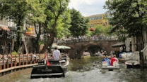 STOCK sfeerbeeld varen door grachten...Utrecht