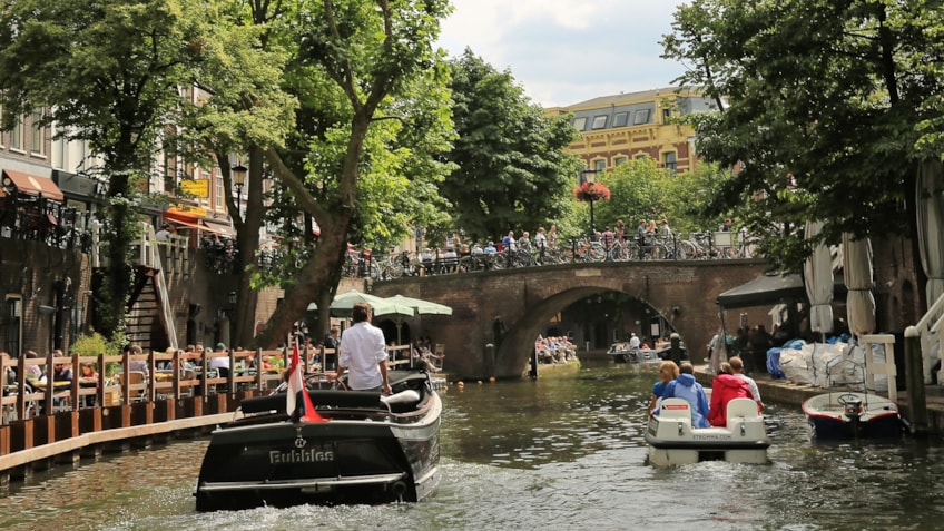 STOCK sfeerbeeld varen door grachten...Utrecht