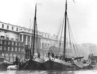 AKEN aan de Dutch Mooring in Londen