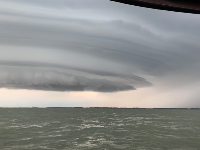 020De rolwolk die over ons heen komt en zorgt voor kortstondige storm