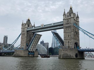 Aak door Tower Bridge