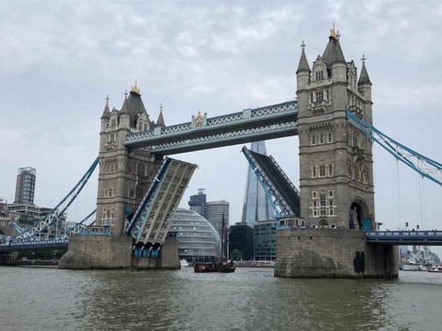 Aak door Tower Bridge
