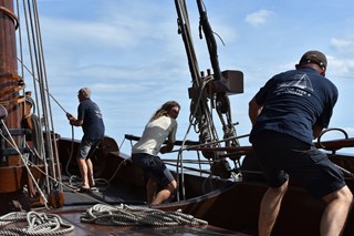 Alles is handwerk aan boord van de Korneliske Ykes II