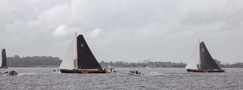 HARDE WIND PLAAGT SKUTSJES OP SNEEKERMEER