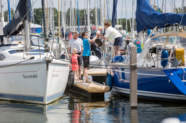 familie stapt aan boord