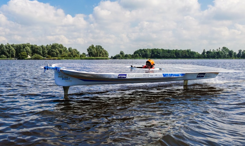 TU Delft Solar Boat Team 2016 vliegend