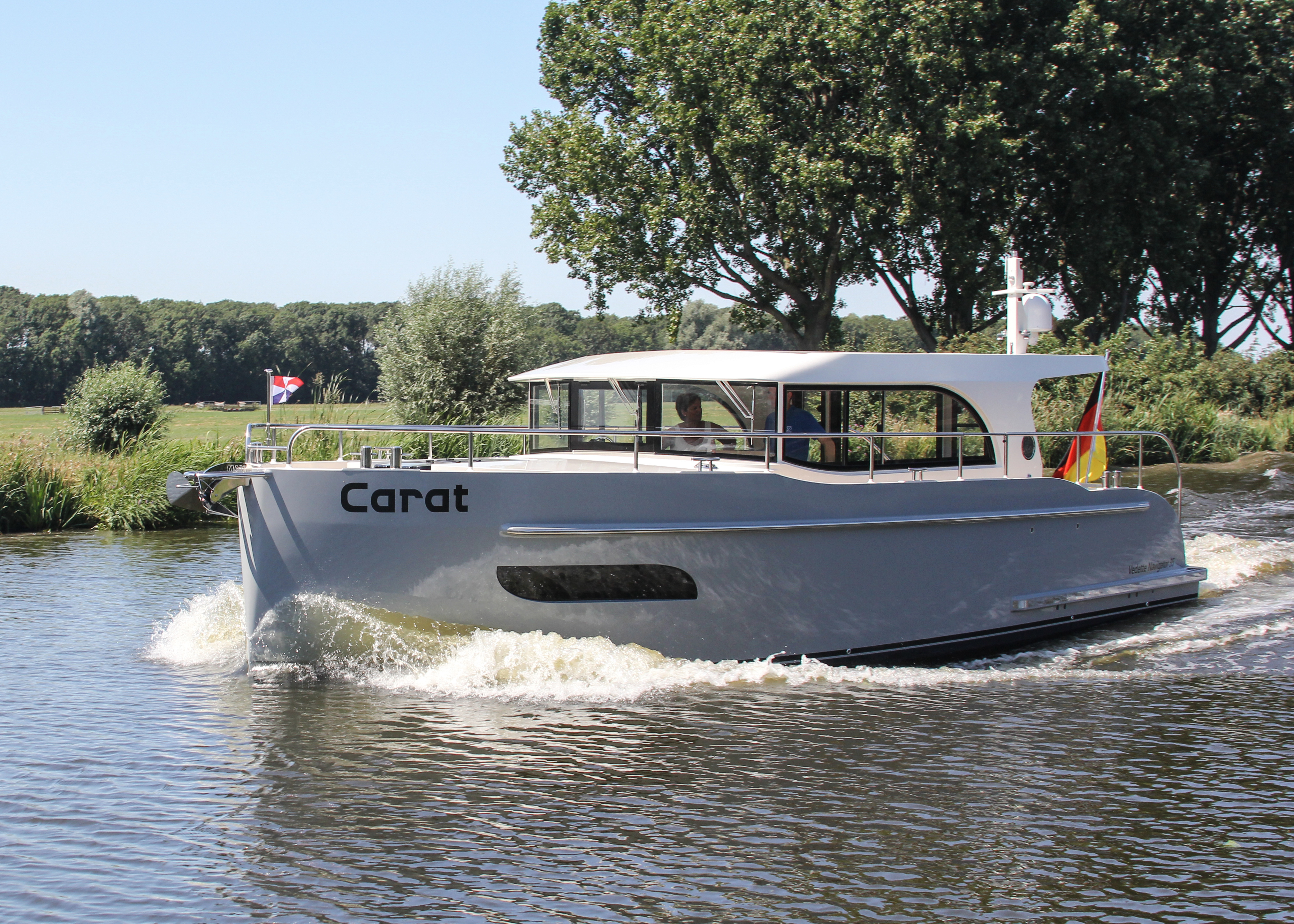 VEDETTE NAVIGATOR 35 POWERBOAT OF THE YEAR