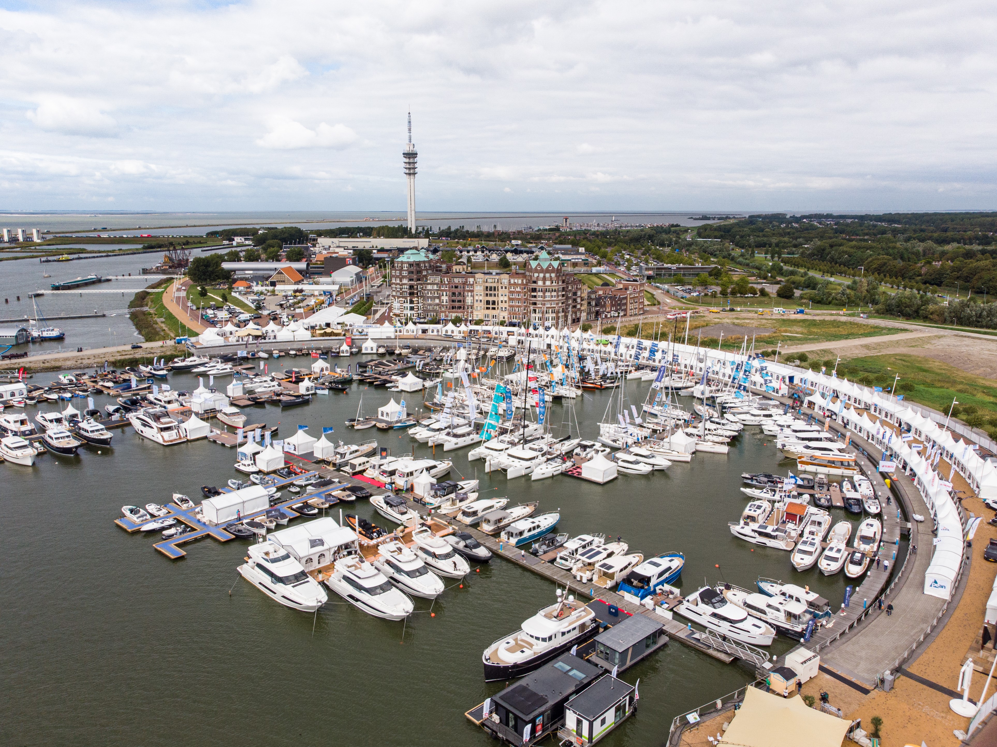 EXPOSANTEN KUNNEN LEVEN ZONDER HISWA TE WATER