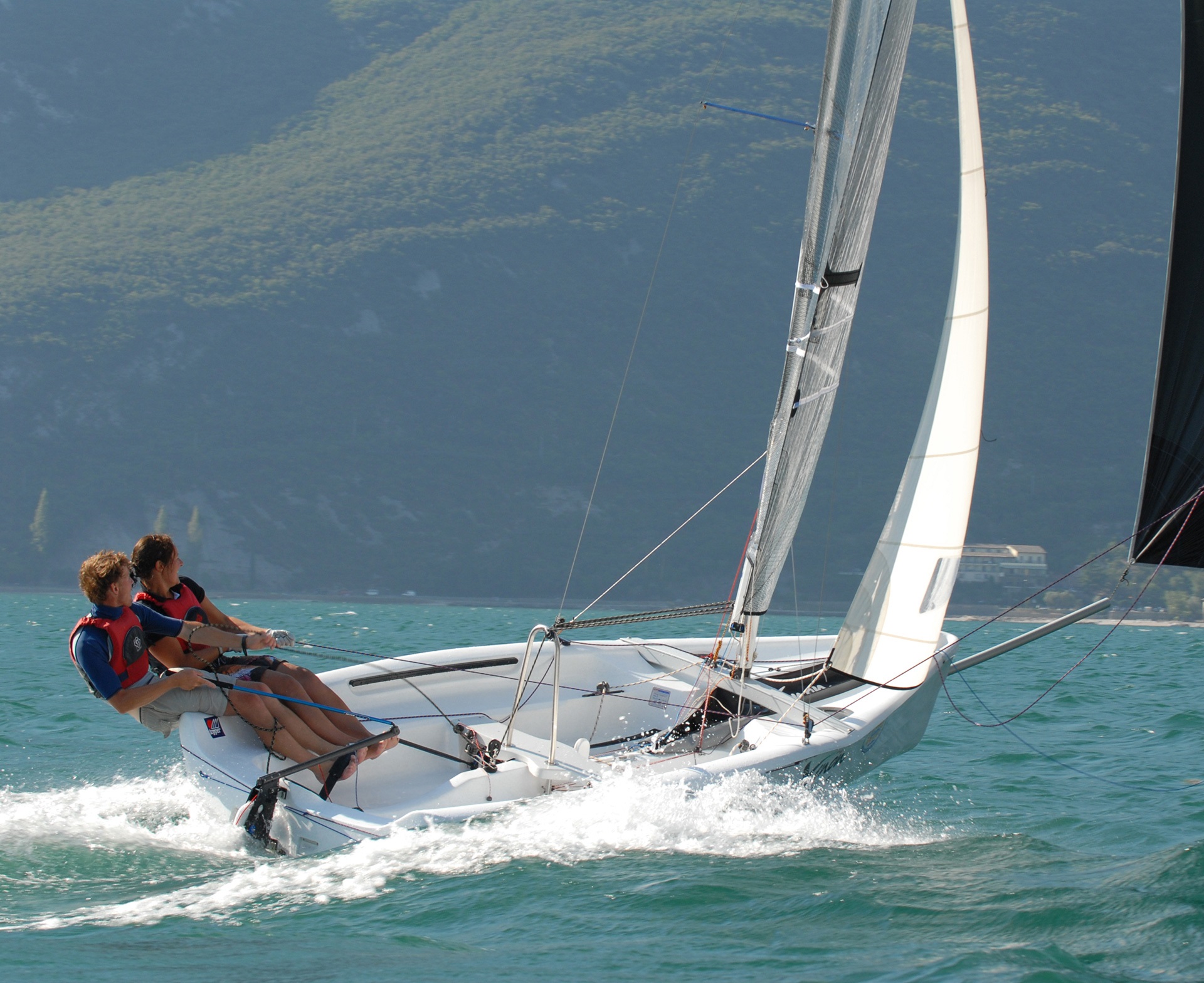 TOPPER XENON K1KIELBOOT DIE ZEILT ALS EEN ZWAARDBOOT - watersport-tv