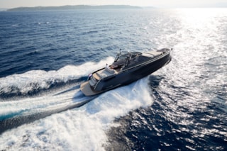 05-b50-flying-the-waves-Steeler_Bronson50