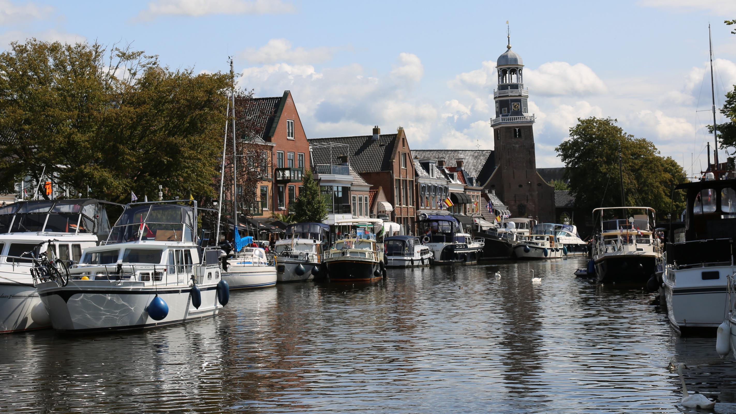 KNRM-REDDERS HEBBEN HANDEN VOL AAN WATERSPORTERS IN PROBLEMEN