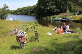 Fietser rusten bij Wyldemerk (2)