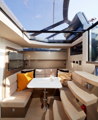 04-Bronson-50-int-galley-int-Bronson50