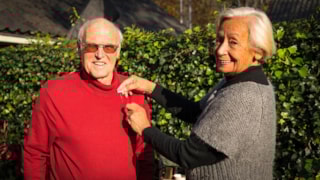 Trouwe%20donateur%20van%20de%20KNRM%20heer%20Akkerman%20krijgt%20speld%20opgespeld%20door%20zijn%20vrouw