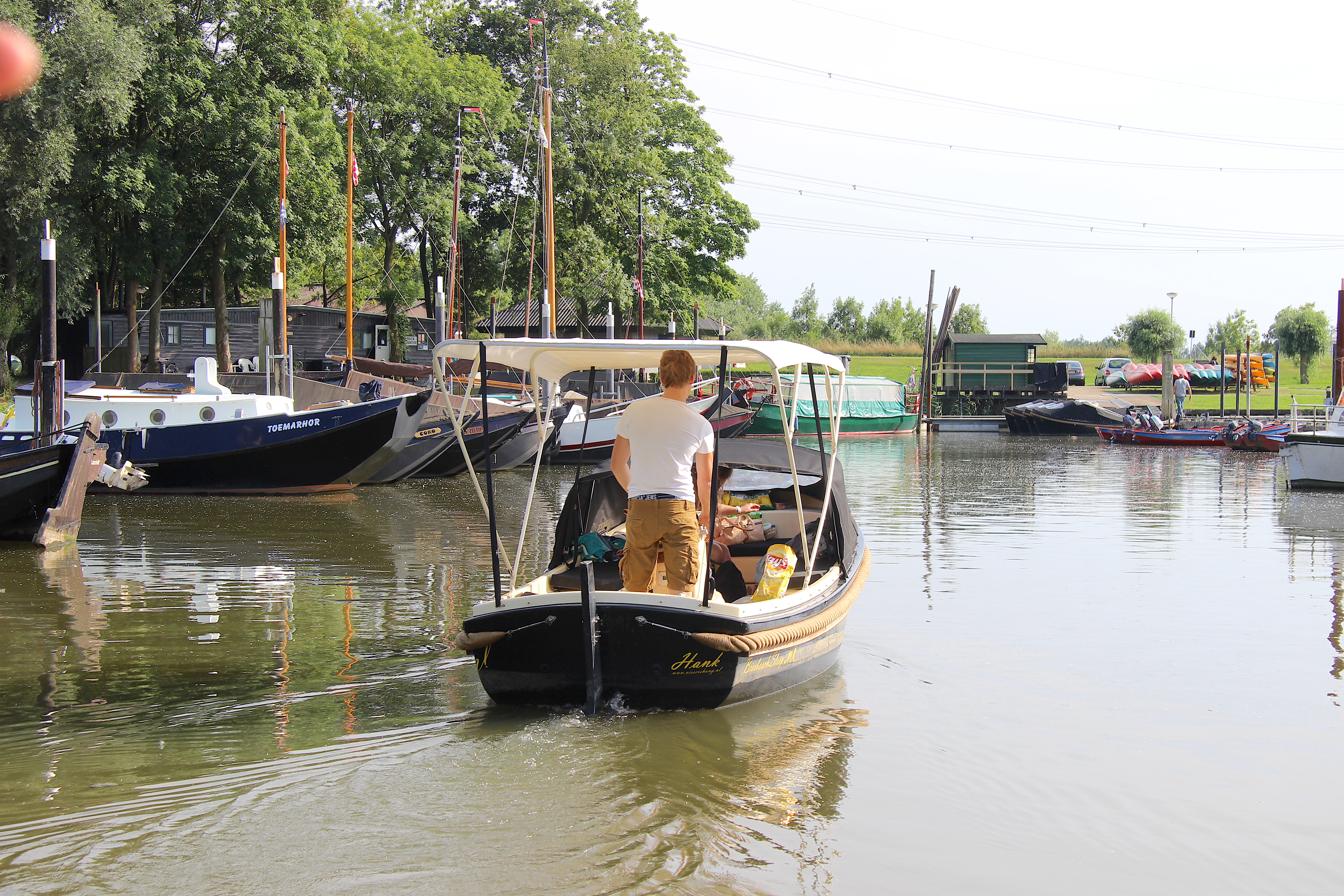 FLUISTERSTIL VAREN DOOR DE BIESBOSCH
