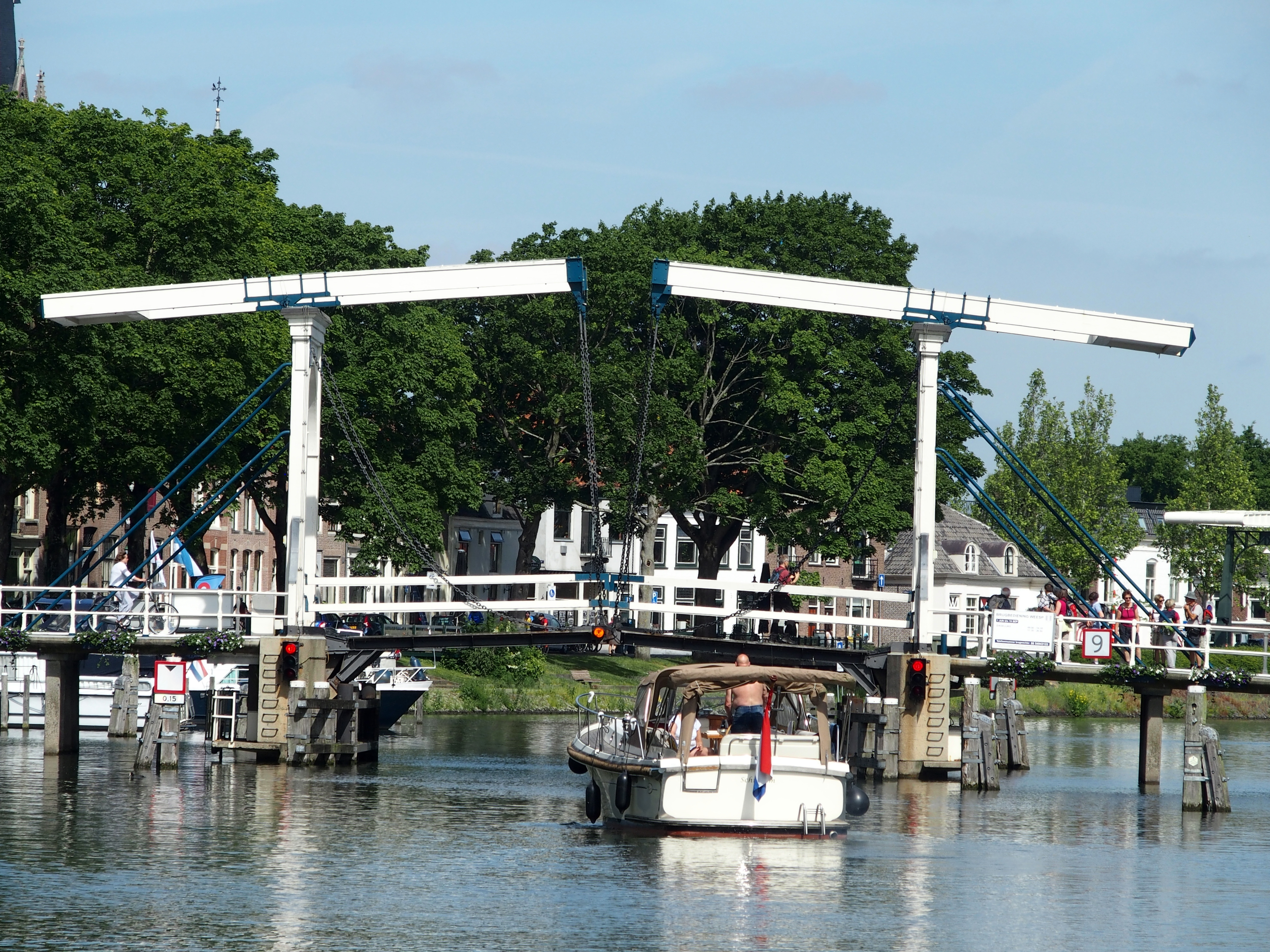 KNMC ZET WATERSPORT-TV IN SPOTLIGHTS