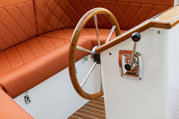 Vulture-yacht-stuurinrichting-sloep-3-600x400