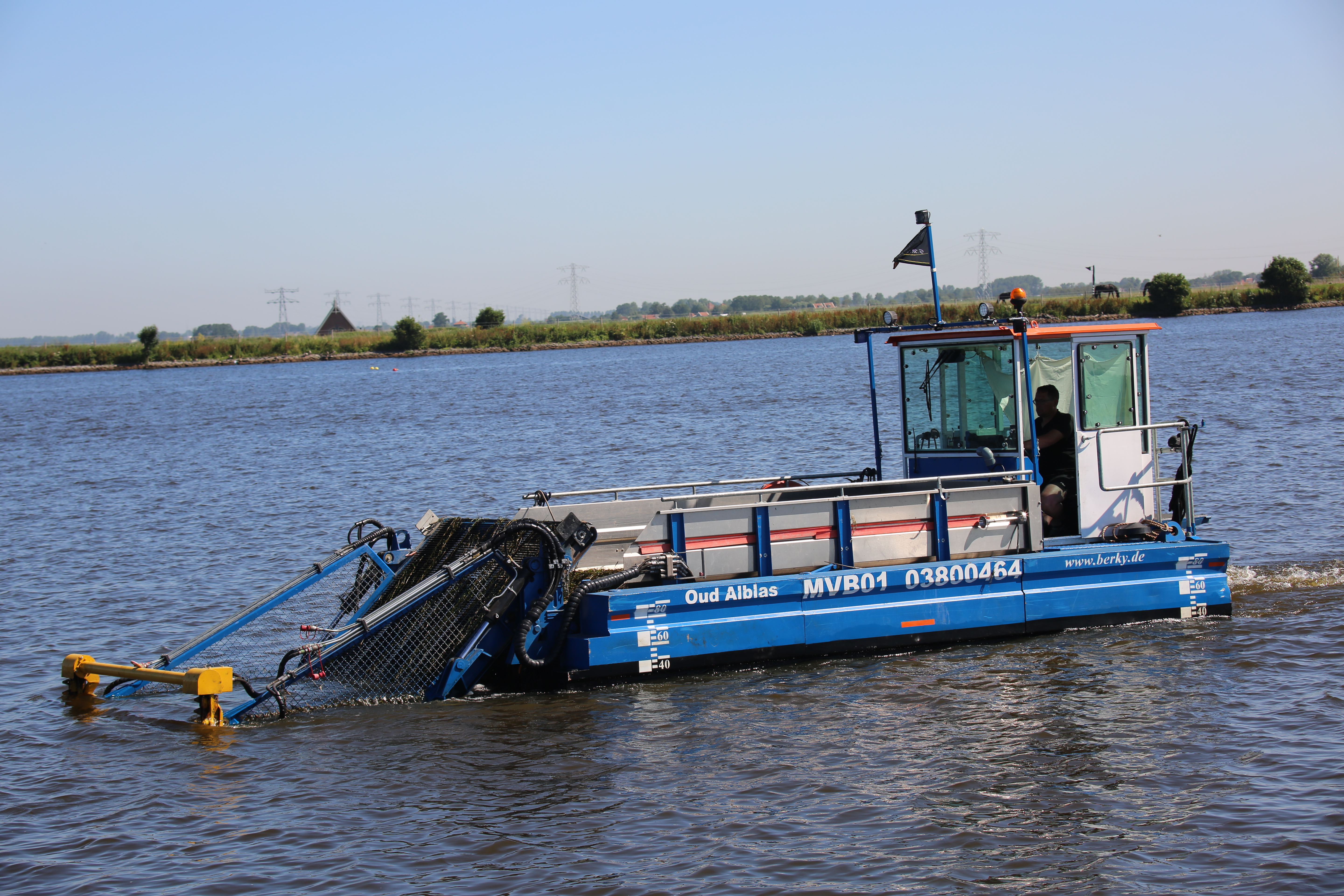 Gemeenten gaan collectief strijd tegen waterplanten aan