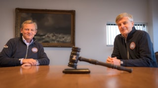 Rutger%20van%20Slobbe%20en%20Frits%20van%20Bruggen%20wisselen%20de%20KNRM-voorzittershamer