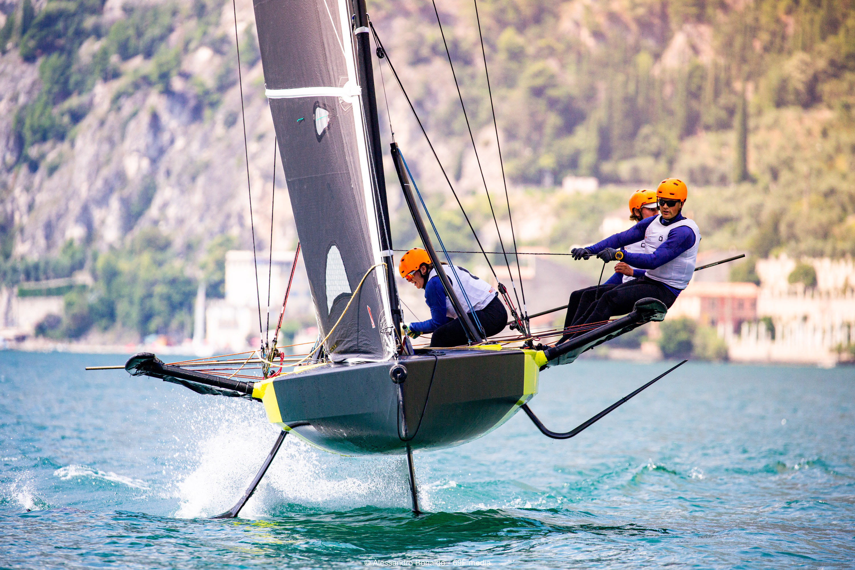 Team Dutchsail in actie tijdens Youth Foiling Gold Cup