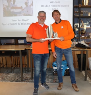 Double Handed Award 2021_Team Sec Hayai met Frans Budel (links) en Ysbrand Endt (rechts)