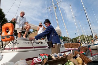 In Dokkum komt de parlevinker langszij