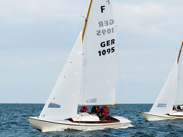 Nordic Folkboats zeilen op de Braassem 