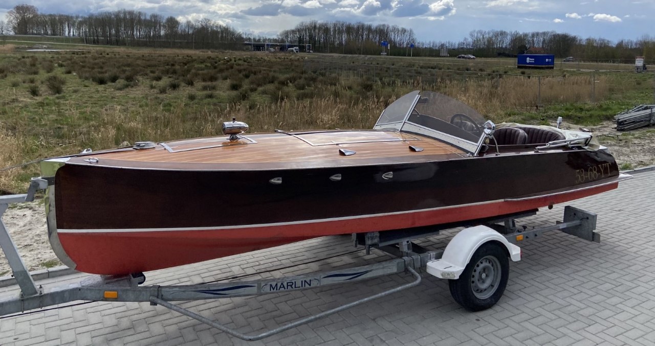 Bootveiling met sloepen en speedboten uit goede hout gesneden