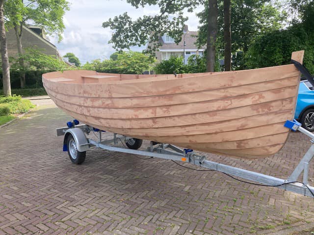 Blinde botenbouwer showt sloep op Wooden Boat Festival